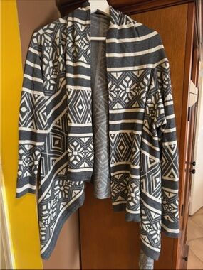 Open-Front Geometric Knit Cardigan in Gray and white